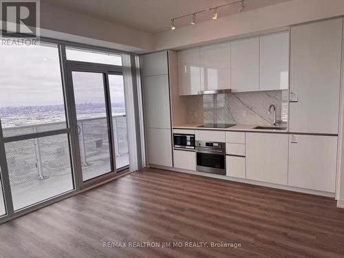 5806 - 8 Interchange Way, Vaughan, ON - Indoor Photo Showing Kitchen