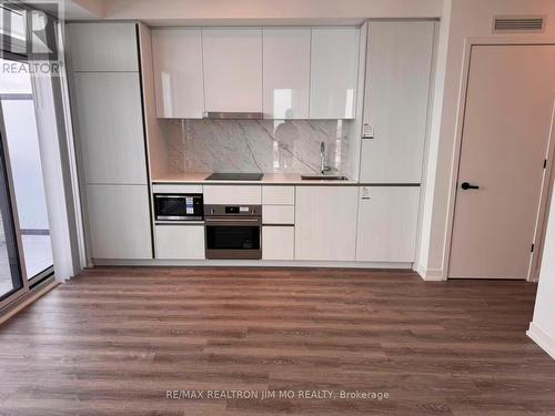 5806 - 8 Interchange Way, Vaughan, ON - Indoor Photo Showing Kitchen