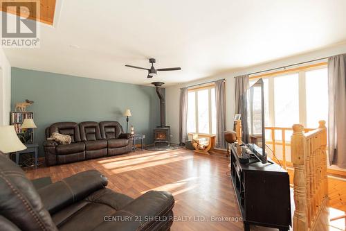 19864 County Rd 17 Road, South Glengarry, ON - Indoor Photo Showing Living Room