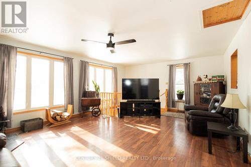19864 County Rd 17 Road, South Glengarry, ON - Indoor Photo Showing Living Room