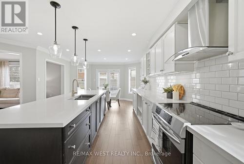 5 Smith Street, New Tecumseth, ON - Indoor Photo Showing Kitchen With Double Sink With Upgraded Kitchen