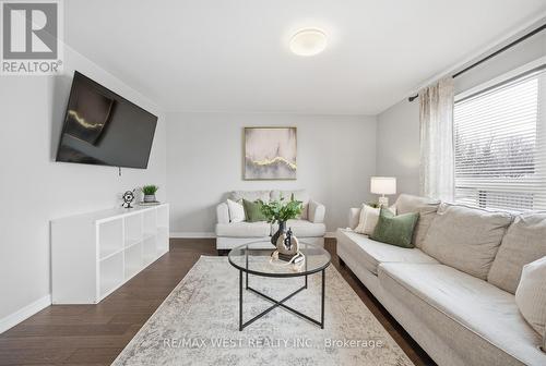 5 Smith Street, New Tecumseth, ON - Indoor Photo Showing Living Room