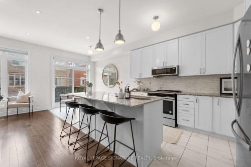 71 Farooq Boulevard, Vaughan, ON - Indoor Photo Showing Kitchen With Upgraded Kitchen