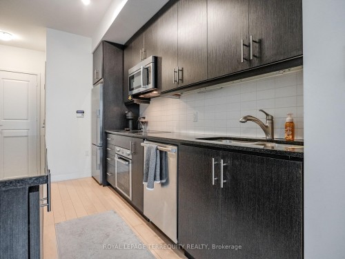 1009-1 The Esplanade N/A, Toronto, ON - Indoor Photo Showing Kitchen With Double Sink