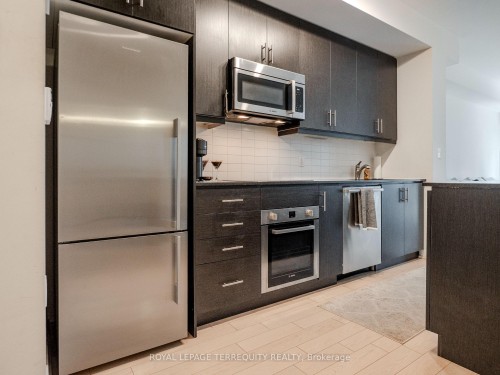 1009-1 The Esplanade N/A, Toronto, ON - Indoor Photo Showing Kitchen