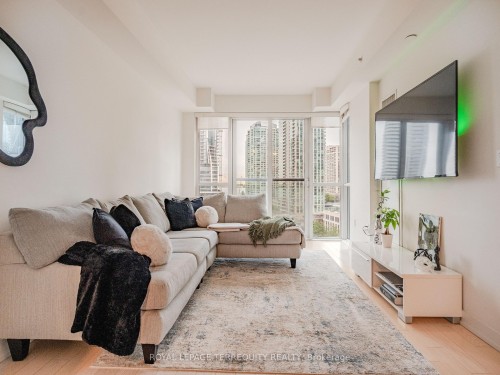 1009-1 The Esplanade N/A, Toronto, ON - Indoor Photo Showing Living Room