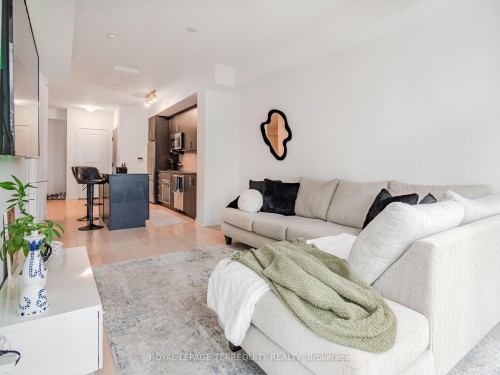1009-1 The Esplanade N/A, Toronto, ON - Indoor Photo Showing Living Room