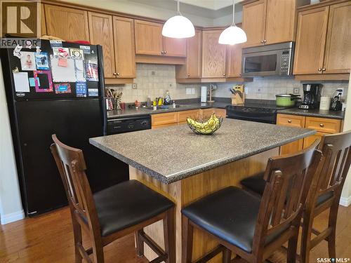 108 110 Armistice Way, Saskatoon, SK - Indoor Photo Showing Kitchen