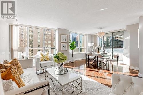 1503 - 238 Doris Avenue, Toronto, ON - Indoor Photo Showing Living Room