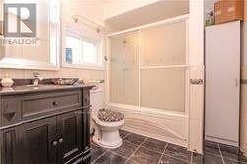9 Salem Court, Brampton, ON - Indoor Photo Showing Bathroom