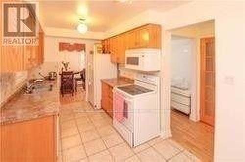 9 Salem Court, Brampton, ON - Indoor Photo Showing Kitchen