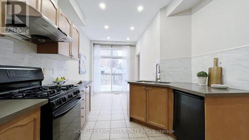 42 - 10 Post Oak Drive, Richmond Hill, ON - Indoor Photo Showing Kitchen With Double Sink With Upgraded Kitchen