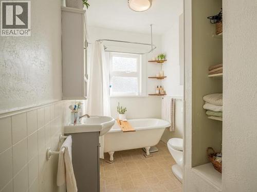 6937 Jasper Street, Powell River, BC - Indoor Photo Showing Bathroom
