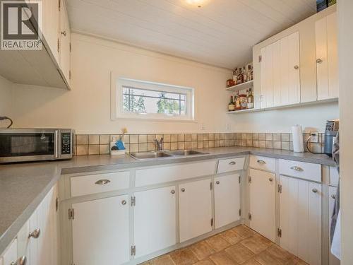 6937 Jasper Street, Powell River, BC - Indoor Photo Showing Kitchen With Double Sink