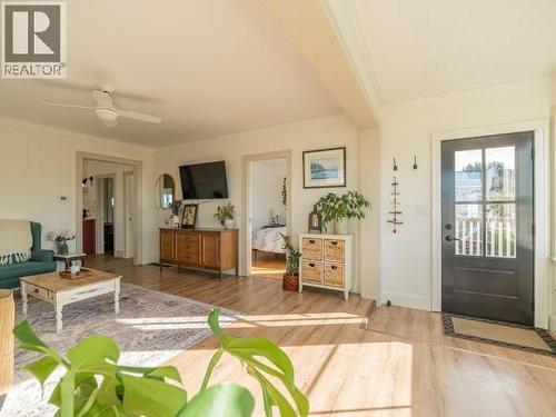 6937 Jasper Street, Powell River, BC - Indoor Photo Showing Living Room