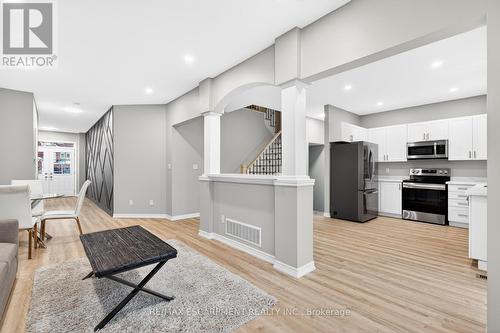 8 Bousfield Court, Hamilton, ON - Indoor Photo Showing Kitchen