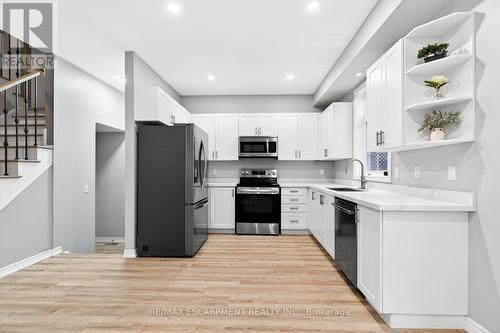 8 Bousfield Court, Hamilton, ON - Indoor Photo Showing Kitchen