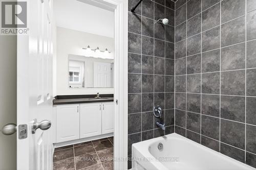 8 Bousfield Court, Hamilton, ON - Indoor Photo Showing Bathroom