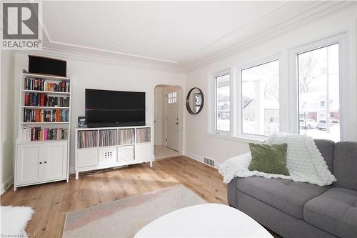44 Garden Avenue, Kitchener, ON - Indoor Photo Showing Living Room