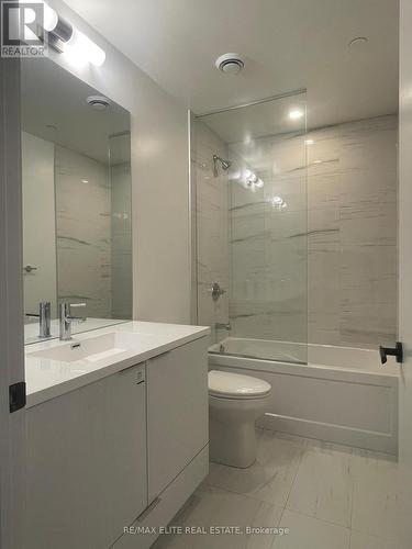 5810 - 8 Interchange Way, Vaughan, ON - Indoor Photo Showing Bathroom