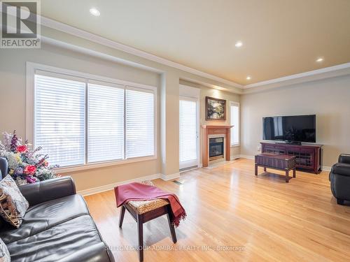 26 - 255 Shaftsbury Avenue, Richmond Hill, ON - Indoor Photo Showing Living Room With Fireplace