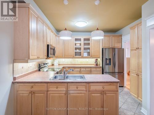 26 - 255 Shaftsbury Avenue, Richmond Hill, ON - Indoor Photo Showing Kitchen With Double Sink