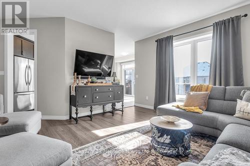 29 Brookside Lane, Tillsonburg, ON - Indoor Photo Showing Living Room