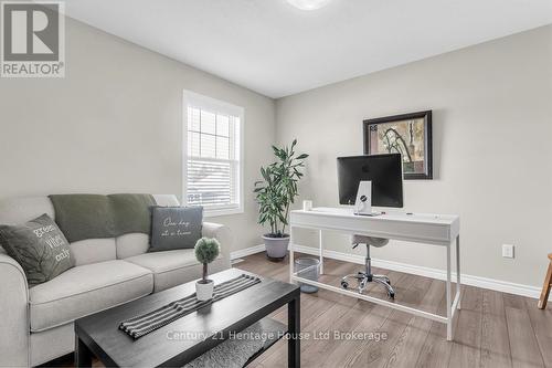 29 Brookside Lane, Tillsonburg, ON - Indoor Photo Showing Living Room