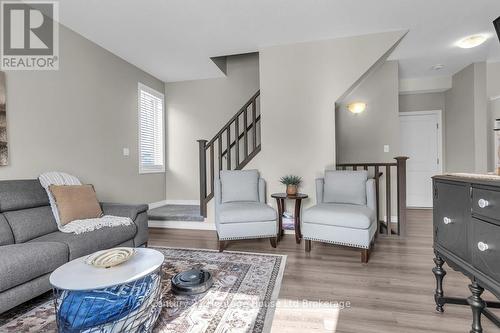 29 Brookside Lane, Tillsonburg, ON - Indoor Photo Showing Living Room