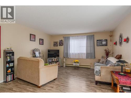 108 Colley Street, Warfield, BC - Indoor Photo Showing Living Room