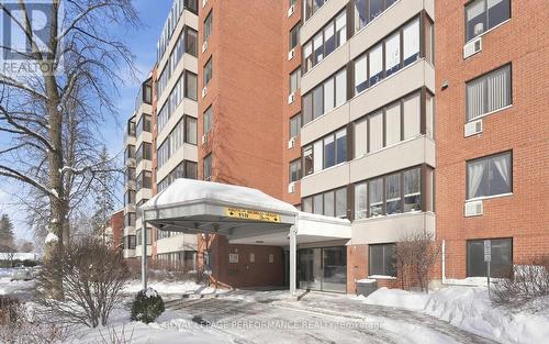 Welcoming entrance. Convinient visitor's parking - 412 - 225 Alvin Road N, Ottawa, ON - Outdoor