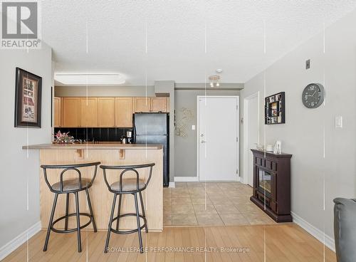 Open concept with peninsula counter - 412 - 225 Alvin Road N, Ottawa, ON - Indoor Photo Showing Kitchen