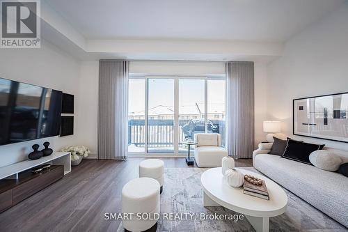 22 Chestnut Court, Aurora, ON - Indoor Photo Showing Living Room
