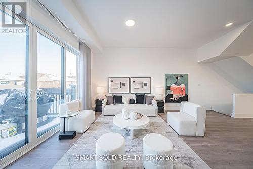 22 Chestnut Court, Aurora, ON - Indoor Photo Showing Living Room