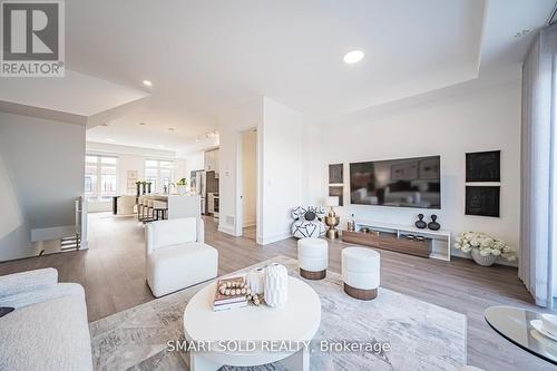 22 Chestnut Court, Aurora, ON - Indoor Photo Showing Living Room