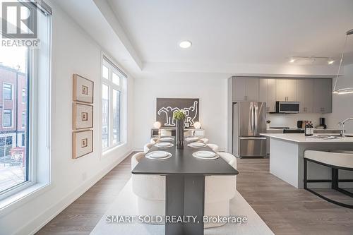 22 Chestnut Court, Aurora, ON - Indoor Photo Showing Kitchen