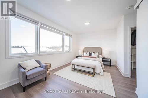 22 Chestnut Court, Aurora, ON - Indoor Photo Showing Bedroom
