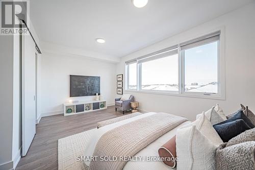 22 Chestnut Court, Aurora, ON - Indoor Photo Showing Bedroom