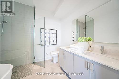 22 Chestnut Court, Aurora, ON - Indoor Photo Showing Bathroom