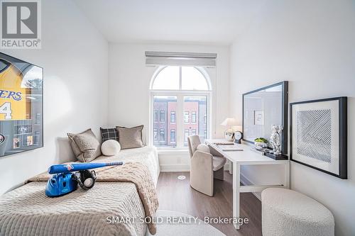 22 Chestnut Court, Aurora, ON - Indoor Photo Showing Bedroom