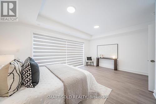 22 Chestnut Court, Aurora, ON - Indoor Photo Showing Bedroom