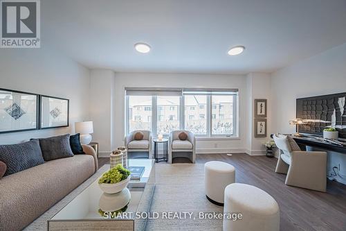 22 Chestnut Court, Aurora, ON - Indoor Photo Showing Living Room