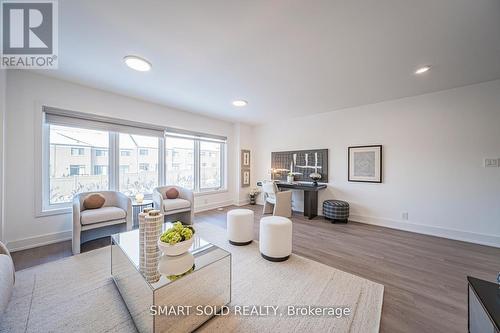 22 Chestnut Court, Aurora, ON - Indoor Photo Showing Living Room