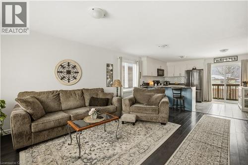 15 Irving Drive, Norwich, ON - Indoor Photo Showing Living Room