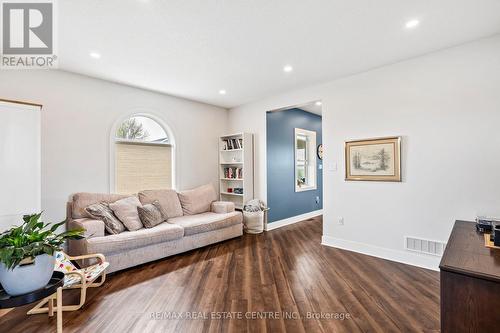 21575 Heritage Road, Thames Centre, ON - Indoor Photo Showing Living Room