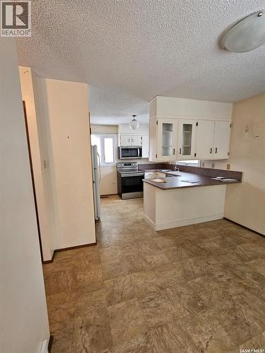 402 Mckercher Drive, Saskatoon, SK - Indoor Photo Showing Kitchen