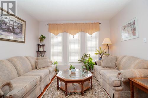 195 Van Scott Drive, Brampton, ON - Indoor Photo Showing Living Room