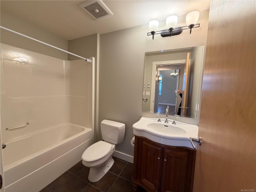 201-1629 Townsite Rd, Nanaimo, BC - Indoor Photo Showing Bathroom