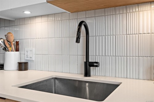 306-1301 Hillside Ave, Victoria, BC - Indoor Photo Showing Kitchen