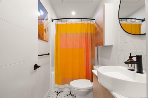 306-1301 Hillside Ave, Victoria, BC - Indoor Photo Showing Bathroom